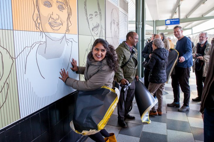 onthulling van Buurtberoemd portretten op het Muiderpoortstation